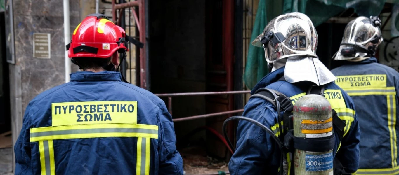 Σύνταγμα: Φωτιά σε εγκαταλελειμμένο κτίριο επί της οδού Φιλελλήνων